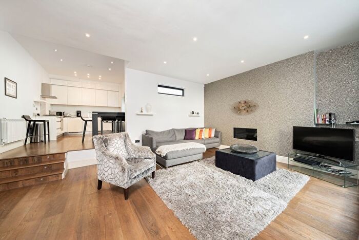 3 Bedroom Flat To Rent In Queen's Gate Mews, London, SW7