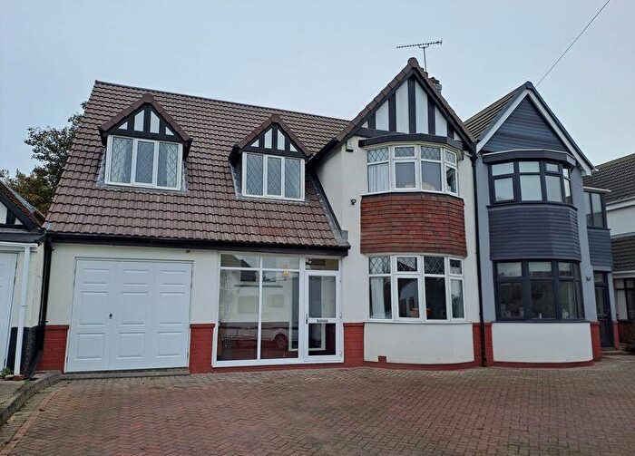 4 Bedroom Semi Detached House For Sale In Warren Road, Kingstanding, Birmingham, B44