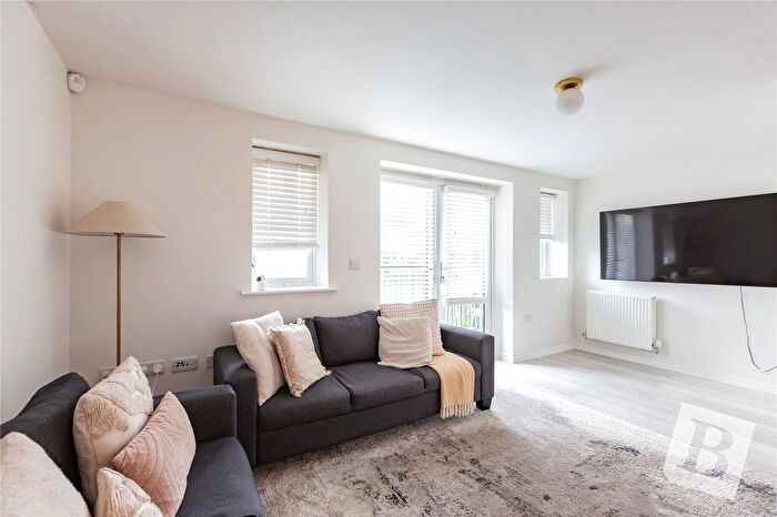 2 Bedroom Flat For Sale In Meadfarm Close, Romford, RM3