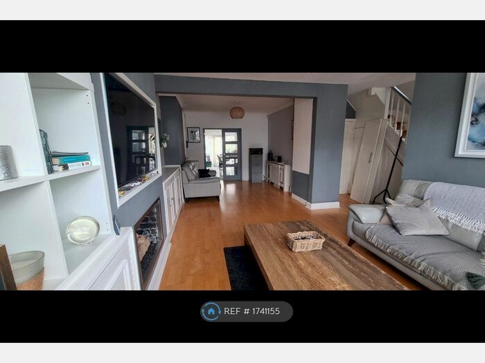 3 Bedroom Semi-Detached House To Rent In Ingram Way, Greenford, UB6