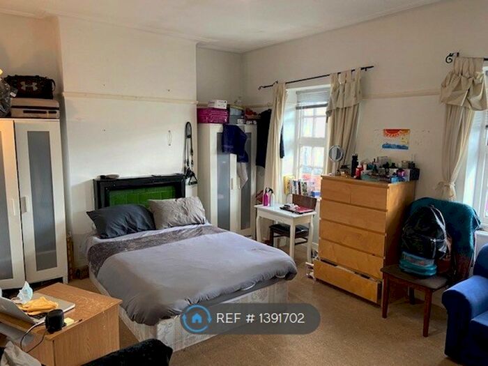 2 Bedroom Flat To Rent In Golders Way, London, NW11