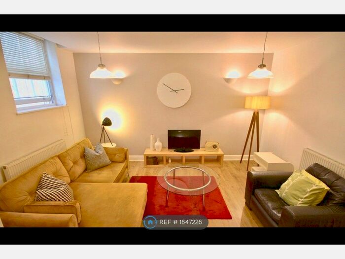 2 Bedroom Flat To Rent In Hampton Court, London, N1