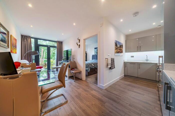 1 Bedroom Flat To Rent In Weybrook House, Weyside Park, Godalming, GU7