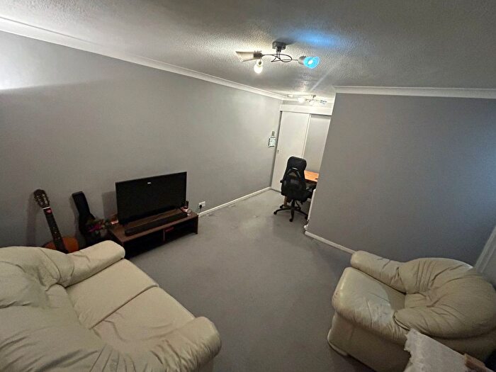 1 Bedroom Flat To Rent In Beeton Close, Pinner, HA5