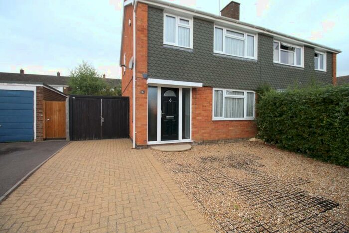 3 Bedroom Semi-Detached House To Rent In Cherwell Road, Bedford, Bedfordshire, MK41