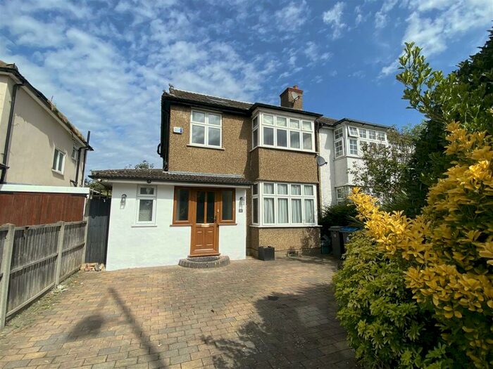 4 Bedroom Semi-Detached House To Rent In Surbiton Borders, KT5