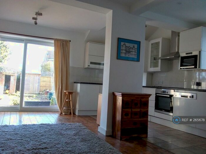 4 Bedroom Semi-Detached House To Rent In Cheyne Hill, Surbiton, KT5