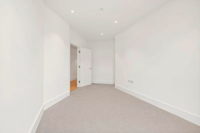 3 Bedroom Flat To Rent In Immediate Move In - Lion Green Road, Coulsdon, CR5
