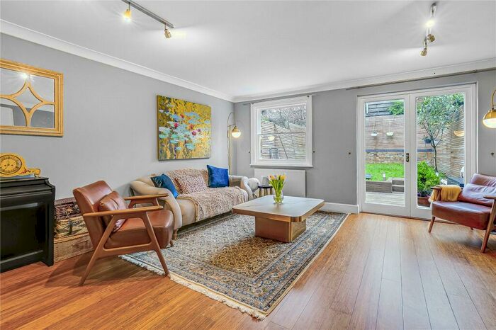 2 Bedroom Apartment To Rent In Hillgate Place, SW12