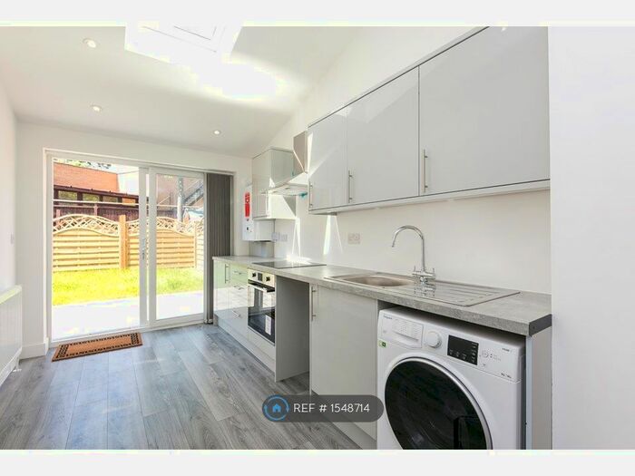 2 Bedroom Flat To Rent In Deansbrook Road, Edgware, HA8