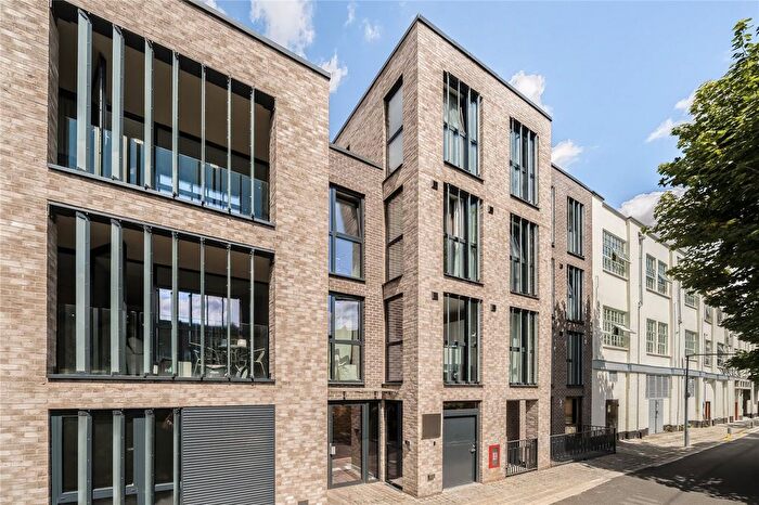 1 Bedroom Flat For Sale In Knightswood House, Rowe Lane, London, E9