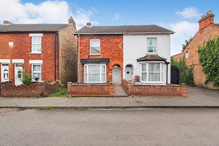 2 Bedroom Semi Detached House For Sale In Fenlake Road, Bedford, MK42