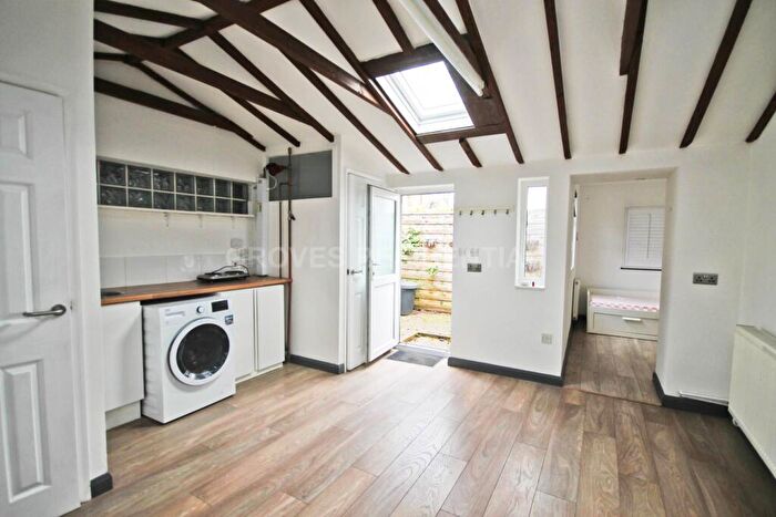 1 Bedroom Flat To Rent In New Malden, KT3