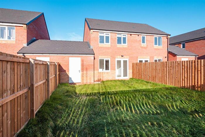 3 Bedroom Semi-Detached House To Rent In Alexandra Close, Grimsby, DN31