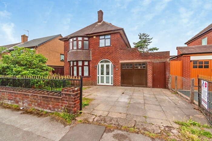 3 Bedroom Detached House For Sale In Monmouth Road, Walsall, WS2