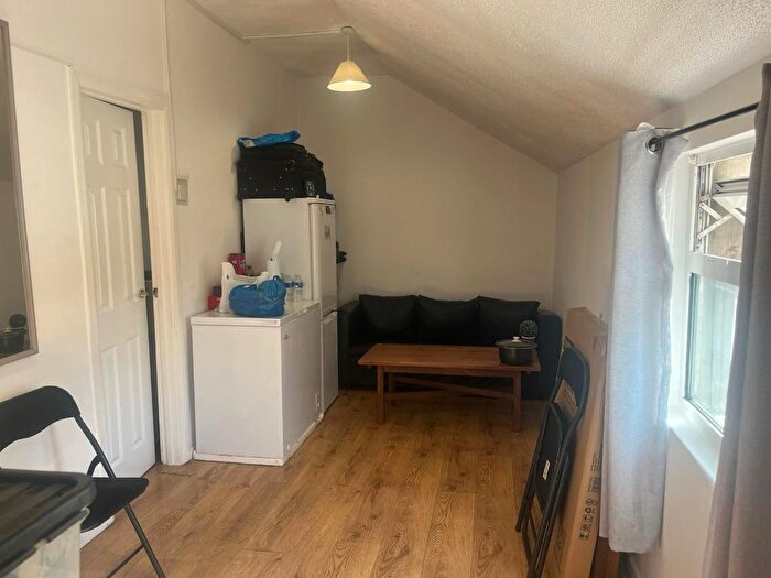 1 Bedroom Flat To Rent In Aldworth Road, Stratford, London, Greater London, E15