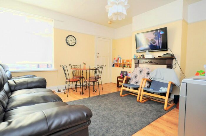 3 Bedroom Flat To Rent In Chillingham Road, Heaton, Newcastle Upon Tyne, NE6