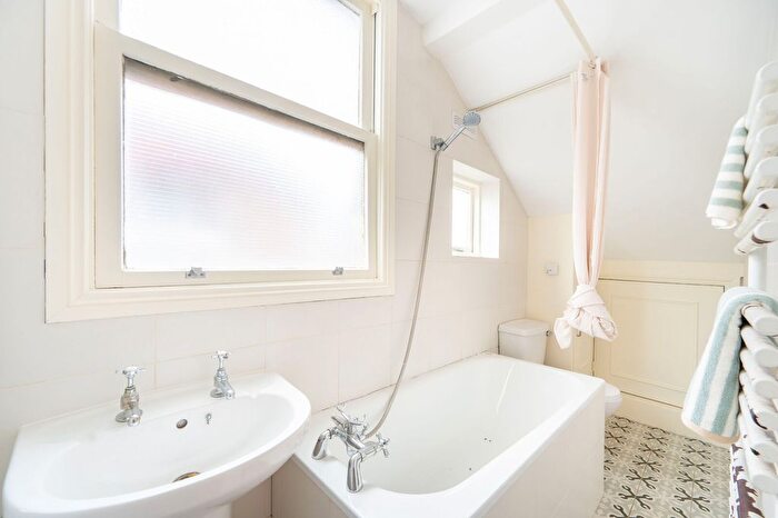 Studio To Rent In Cambridge Gardens, Notting Hill, London, W10