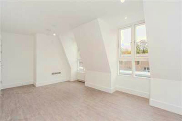 2 Bedroom Penthouse Flat To Rent In Wells Park Road, Sydenham SE26 *** Video Tour Available ***