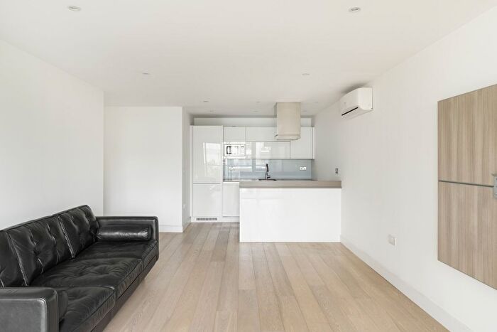 3 Bedroom Flat To Rent In Kensington Apartments, E1