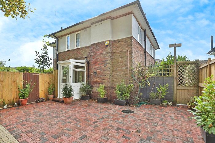 3 Bedroom Detached House For Sale In Bridge Place, Bournemouth, BH10