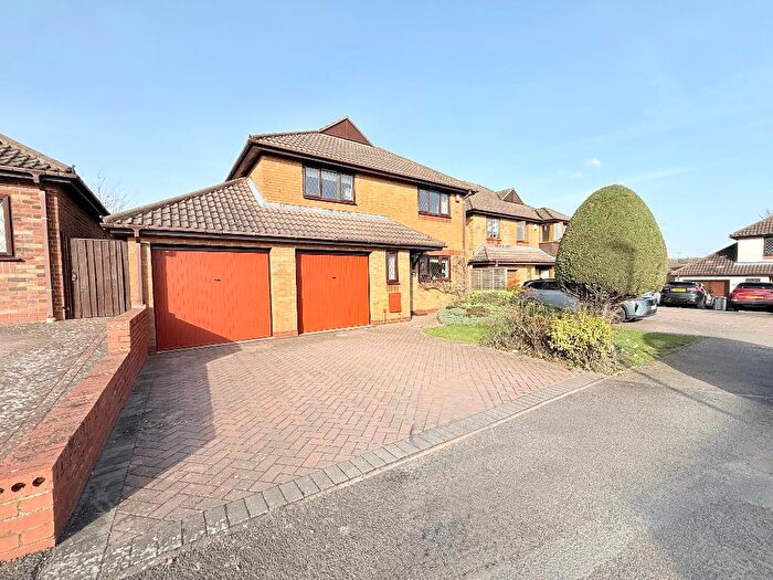 4 Bedroom Detached House For Sale In Charndon Close, Barton Hills, Luton, Bedfordshire, LU3