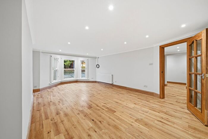 3 Bedroom Flat For Sale In Cathcart Hill, London, N19