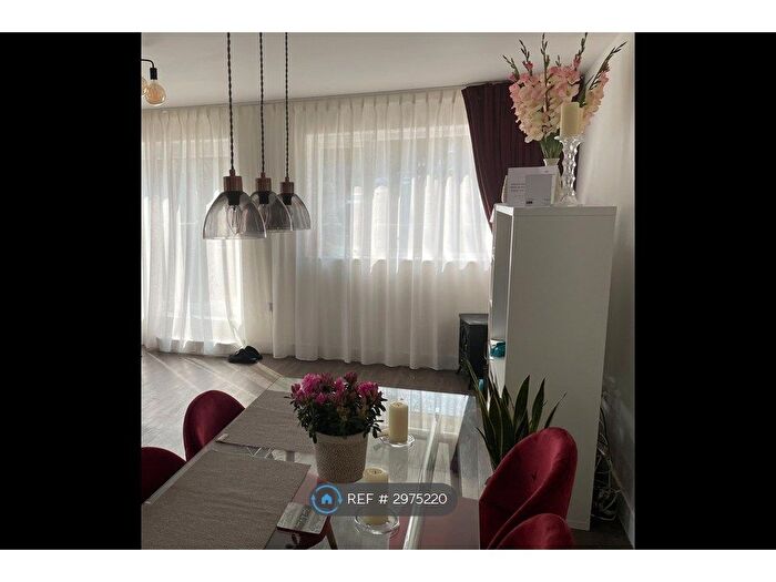 2 Bedroom Flat To Rent In Chipstead Valley Road, Coulsdon, CR5