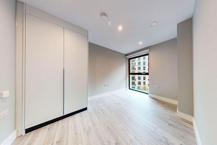 3 Bedroom Flat To Rent In Hewson Way, London, SE17