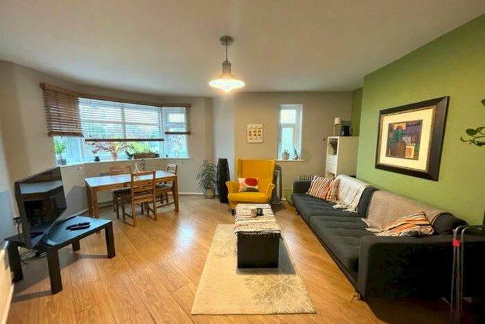 3 Bedroom Flat To Rent In Wilmslow Road, Manchester, M20