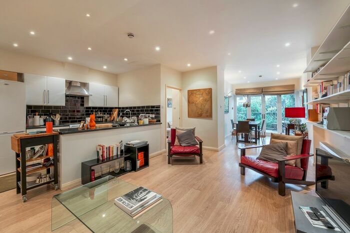 2 Bedroom Flat To Rent In Arundel Gardens, London, Notting Hill, W11