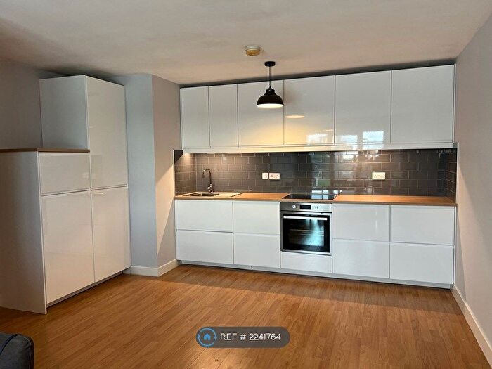 2 Bedroom Flat To Rent In Ladywell Point, Salford, M50