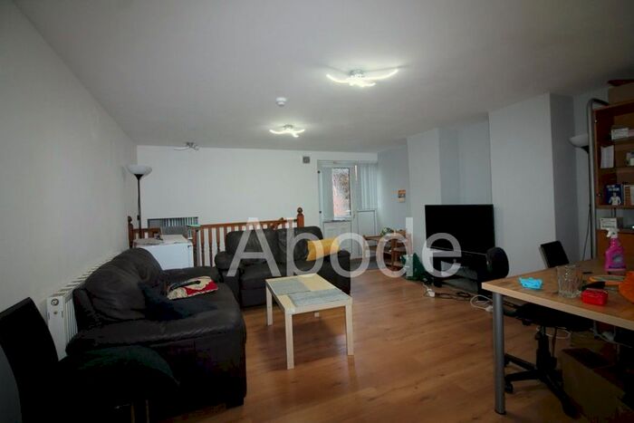 3 Bedroom Flat To Rent In Royal Park Terrace, Leeds, West Yorkshire, LS6