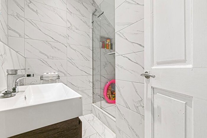 2 Bedroom Flat For Sale In Clifton Road, London, SE25