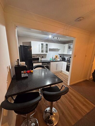 2 Bedroom Flat To Rent In Bed Flat To Let, Mcdowall Road, London, SE5