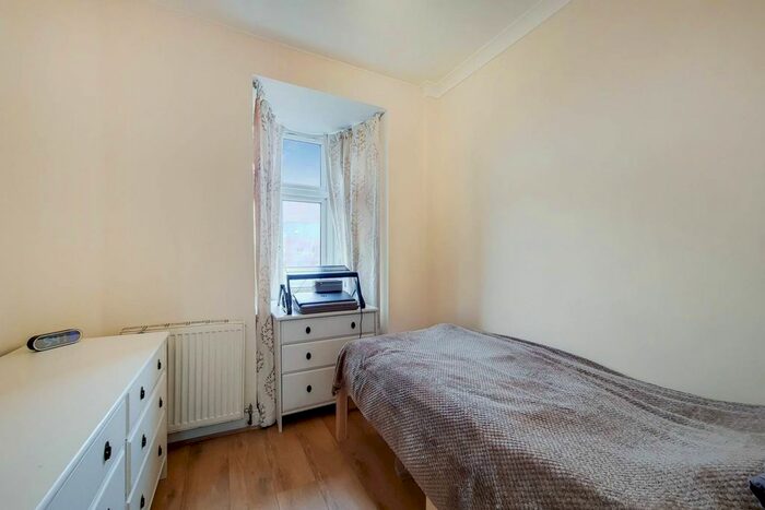 3 Bedroom Flat To Rent In Western Avenue, Ealing, London, W3