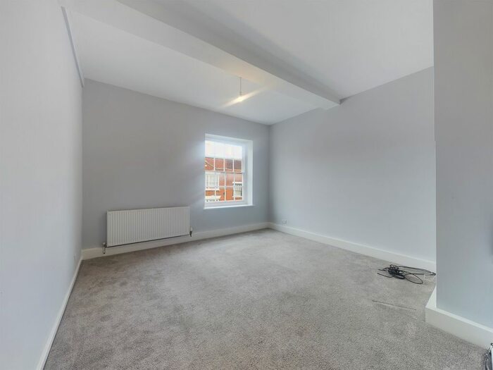 2 Bedroom Flat To Rent In Chapel Court, Tewkesbury, Gloucestershire GL20