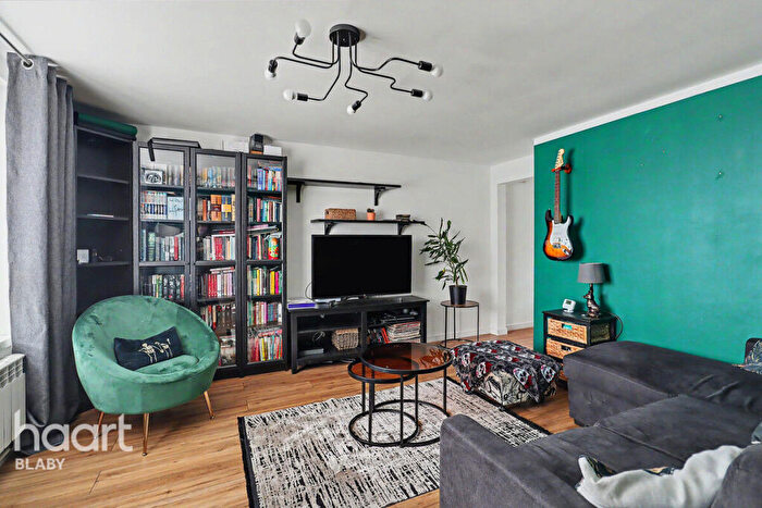 3 Bedroom End Of Terrace House For Sale In Whitteney Drive North, Leicester, LE2