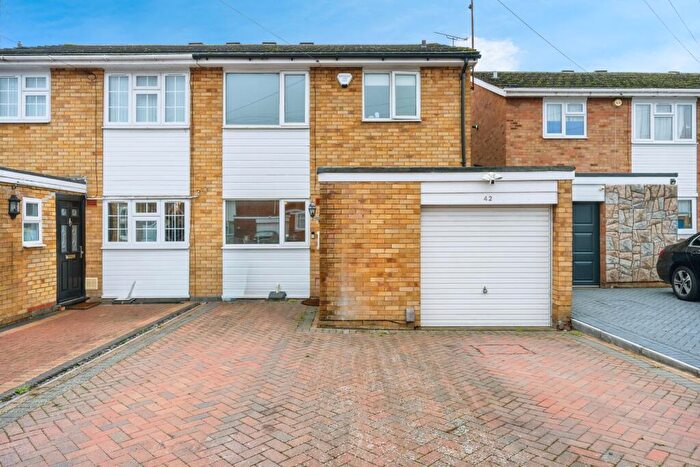 3 Bedroom Semi Detached House For Sale In Dawlish Road, Luton, LU4