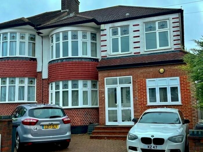 2 Bedroom Flat To Rent In Grosvenor Gardens, Oakwood, N14