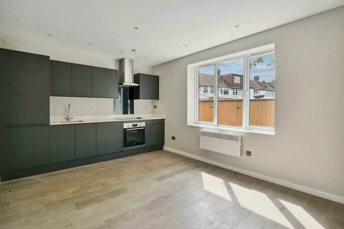 1 Bedroom Ground Flat To Rent In Links Avenue, Morden, Surrey, SM4