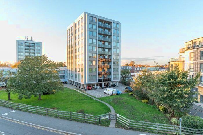 2 Bedroom Flat To Rent In Wellington Close, Walton-On-Thames, KT12