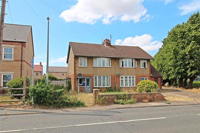 3 Bedroom Semi Detached House For Sale In Potton Road, Biggleswade, SG18
