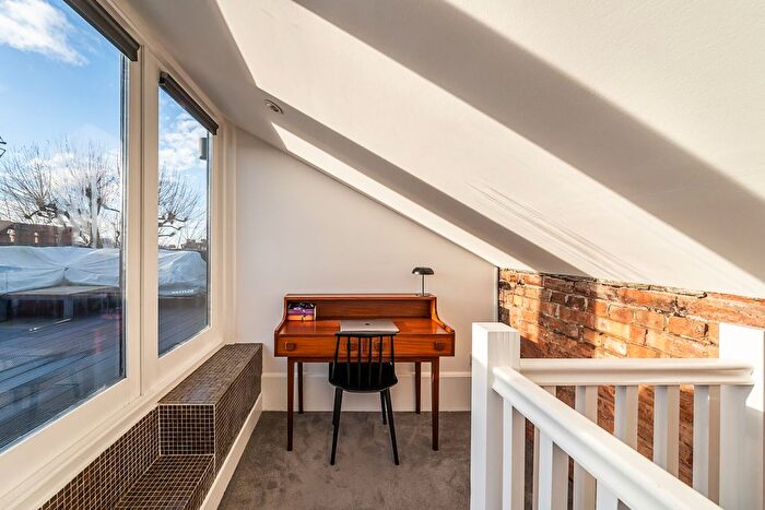 1 Bedroom Flat To Rent In Gordon Place, London, W8