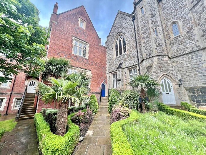1 Bedroom Flat For Sale In The Galleries, Warley, Brentwood, CM14