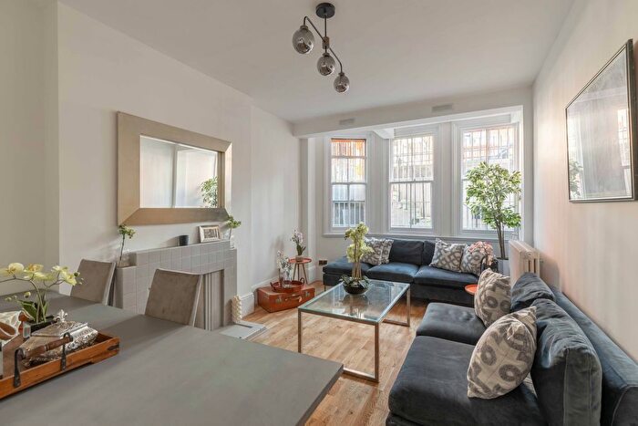 3 Bedroom Flat To Rent In Cadogan Square, London, SW1X