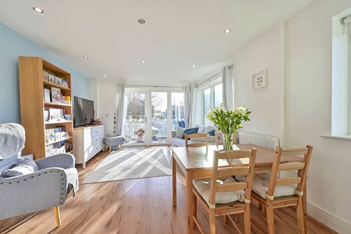 2 Bedroom Flat For Sale In Roehampton Lane, Putney, London, SW15