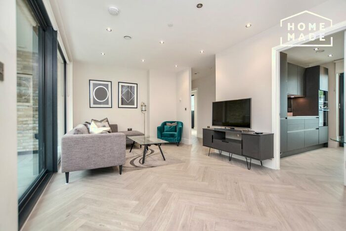 2 Bedroom Flat To Rent In Battersea Park Road, London, SW8