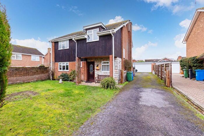 4 Bedroom Detached House For Sale In Avondale, Maidenhead, SL6