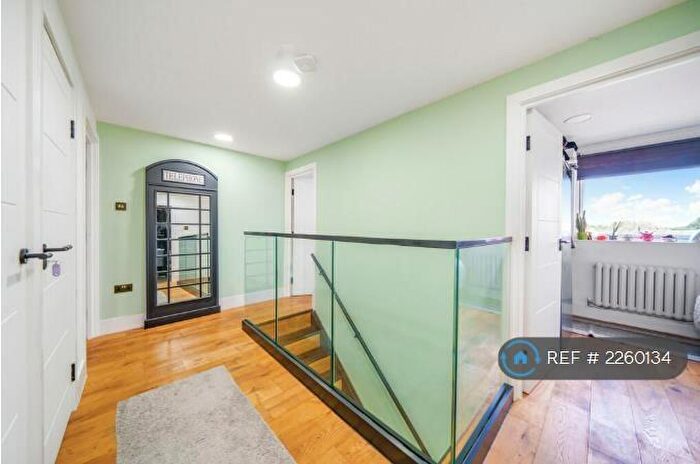 3 Bedroom Flat To Rent In Hastings Close, London, SE15